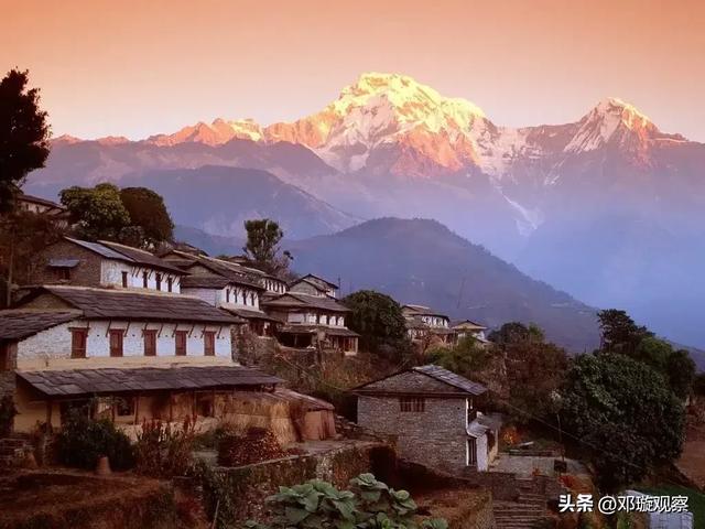 站在海拔1000米处仰望雪山